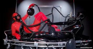 Černý a červený latex, plynové masky a spleť hadic