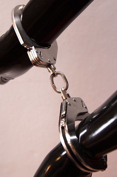 Kovové policajné putá - detail