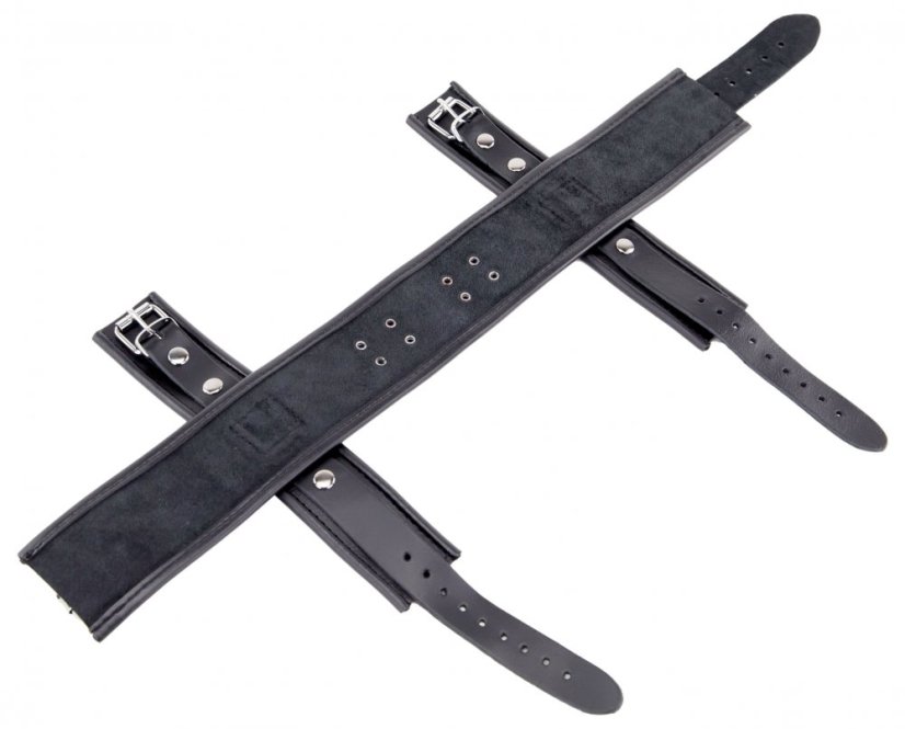 Kožený obojok s putami na ruky