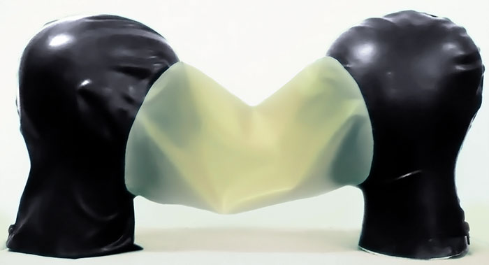 2 latexové masky so spojenou tvárou