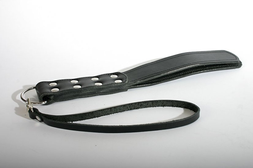 Dvojitá kožená plácačka s nitovanou rukoväťou