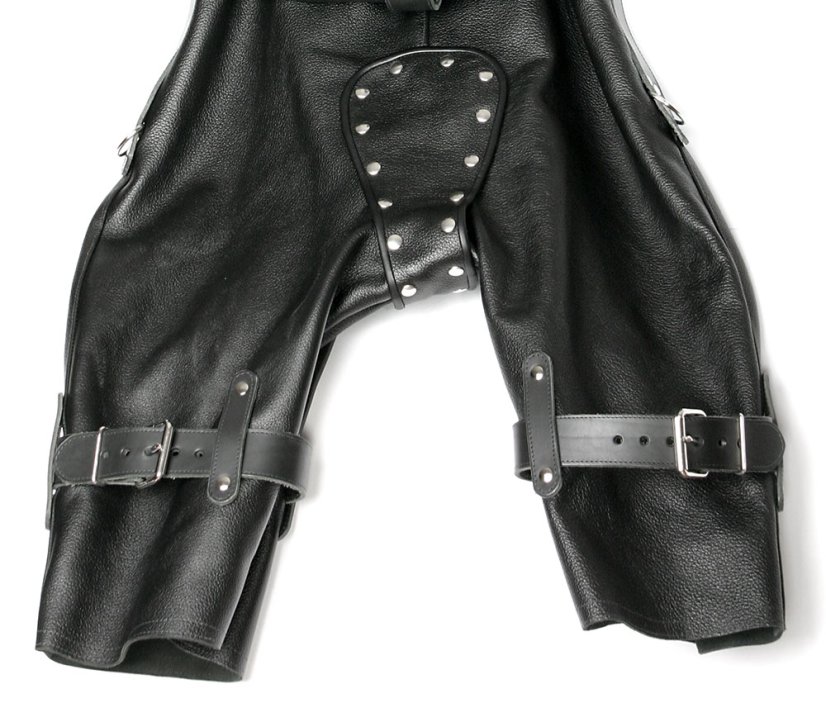 Kožená bondážna kombinéza - spodný detail