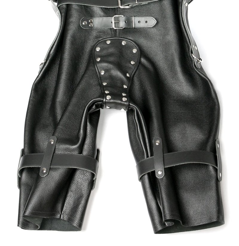 Kožená bondážna kombinéza - dolný detail zozadu