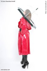 Dámsky latexový kabát (trenčkot) - pohľad zboku