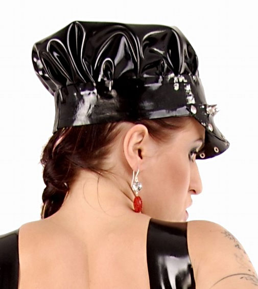 Latexová čiapka so šiltom a ostňami - pohľad zozadu