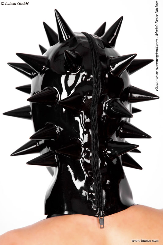 Latexová maska s hrotmi - pohľad zozadu