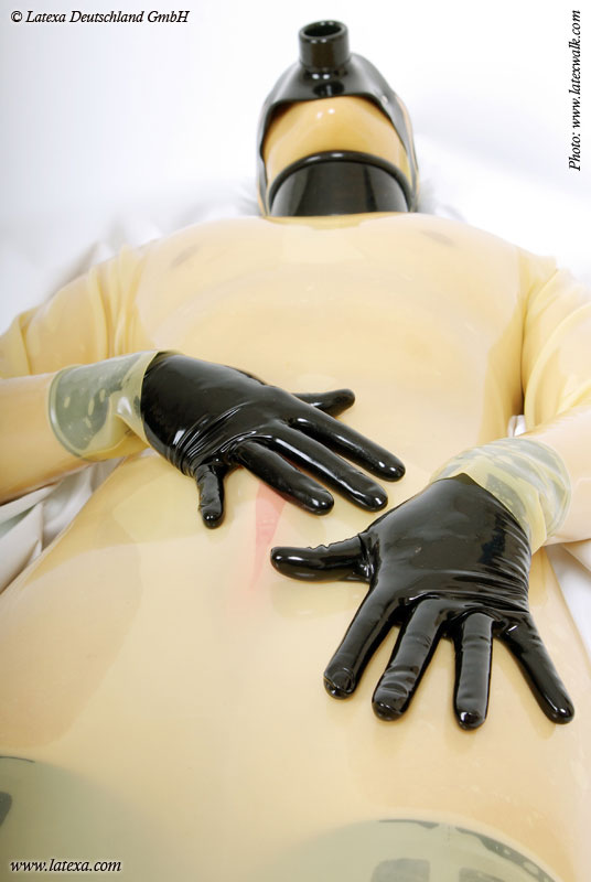 Latexový roubík s trubicou do úst - pohľad zdola