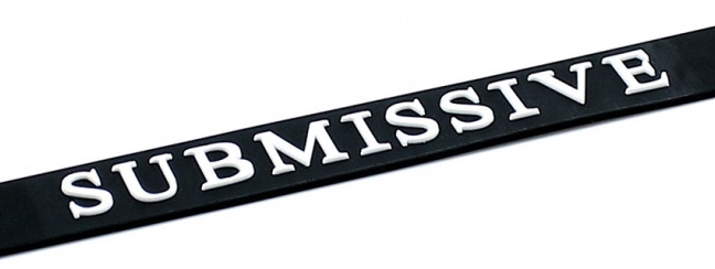 Silikónový obojok s nápisom SUBMISSIVE
