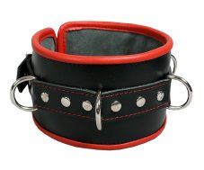 Čierny kožený obojok s červeným lemovaním