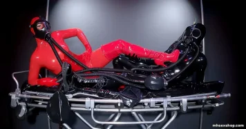 Černý a červený latex, plynové masky a spleť hadic