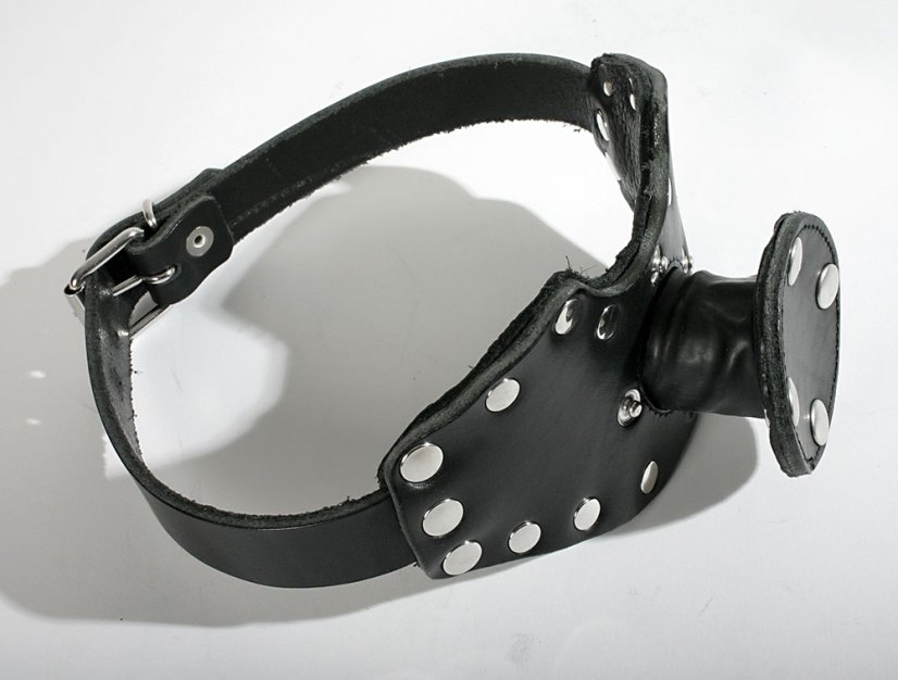 Kožený náhubok s roubíkom v tvare penisu