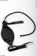 Urine collection bag with leg straps - detail