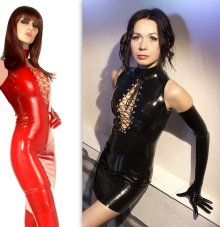 Latexové šaty se stojáčkem a šněrováním na prsou