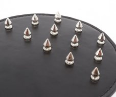 Kulatá plácačka s kovovými hroty - 30 x 15 cm - detail Kulatá plácačka s kovovými hroty - 30 x 15 cm - detail