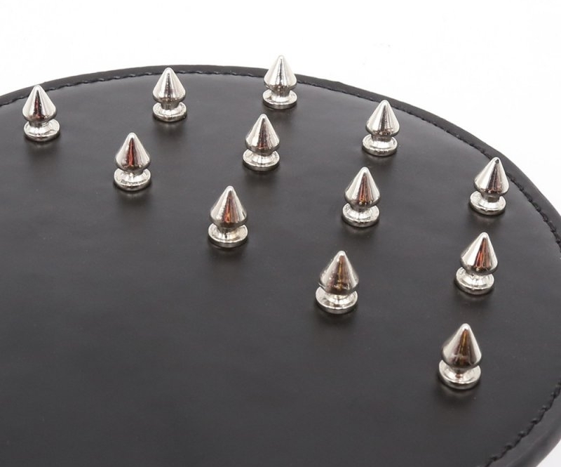 Okrúhla plácačka s kovovými hrotmi - detail