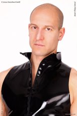 Latexové body s rozkrokom na patentky - detail zipsu pri krku