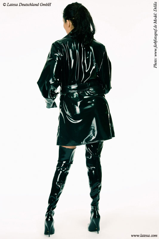 Elegantný latexový kabátik s prešívanými švami - pohľad zozadu