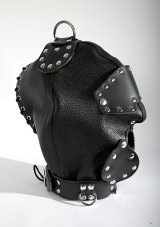 Kožená BDSM maska z hrubé kůže - pohled zboku