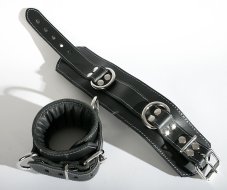 Masívne kožené putá na nohy s bielym prešívaním