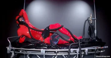 Černý a červený latex, plynové masky a spleť hadic