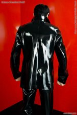 Pánská latexová bunda - pohled zezadu