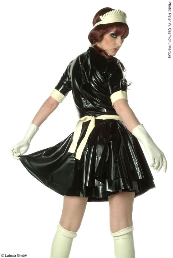 Latexová slúžka alebo chyžná - pohľad zozadu