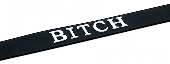 Silikónový obojok s nápisom BITCH