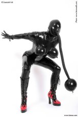 Latexová maska s hadicou a dýchacím vakom