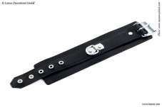 Latexové putá na zápästia so decentným D-krúžkom - detail