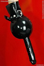 Latexové bondážne rukavice s dildom - detail D-krúžku