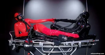 Černý a červený latex, plynové masky a spleť hadic