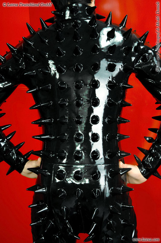 Latexový catsuit "Heavy Rubber" s hrotmi - detail zozadu