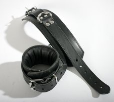 Masívne kožené polstrované putá na nohy