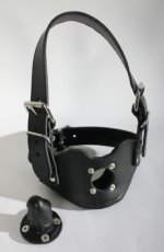 Kožený hlavový postroj s roubíkom v tvare penisu