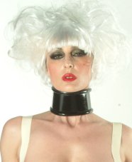 Silný latexový obojek se šněrováním a s masivními rolovanými okraji - pohled zepředu