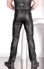 Pánské kožené kalhoty - pohled zezadu Pánské kožené kalhoty - pohled zezadu